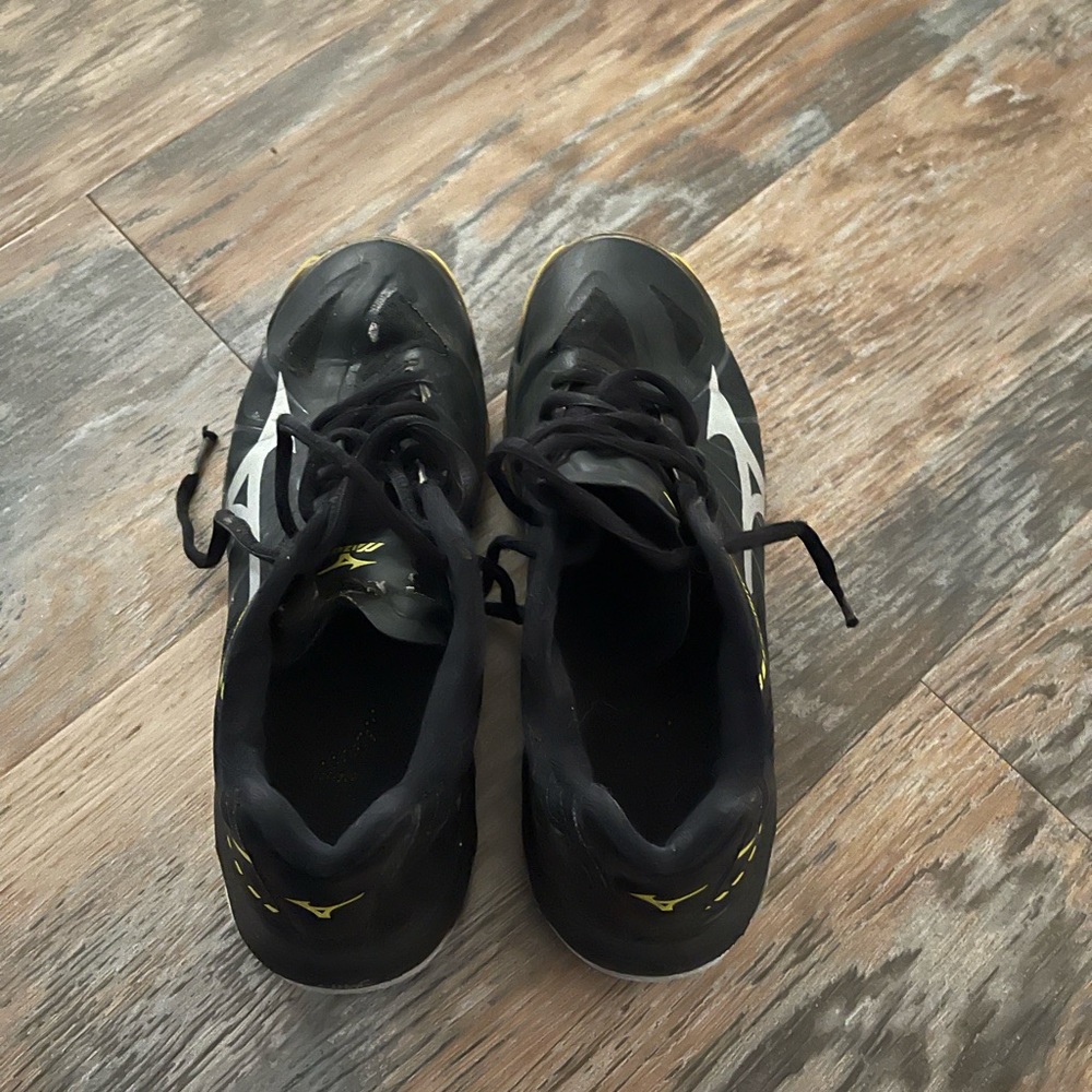 Mizuno volleyball shoes. Size 5